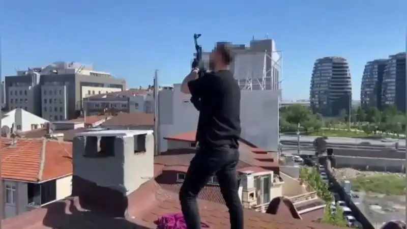 İstanbul'da Çatıya Kaçan Şüphelilerin Bacadan Çıkan AK-47 Olayı Şok Etti