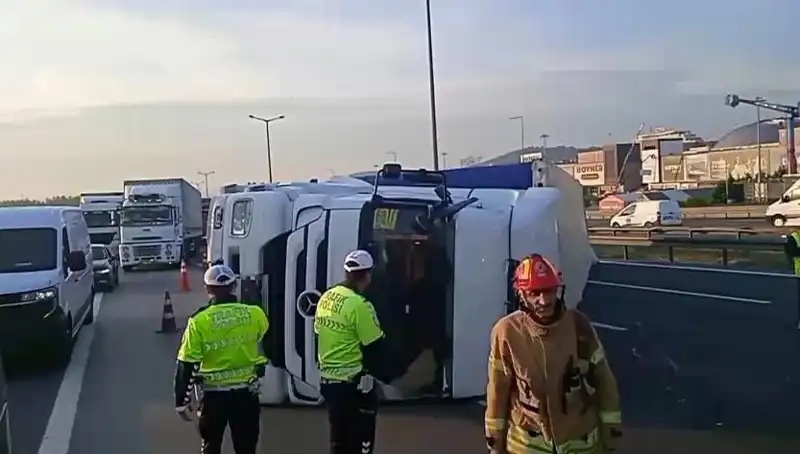 Pendik TEM Otoyolu'nda TIR Devrildi: Trafikte Yoğun Bekleyiş Başladı