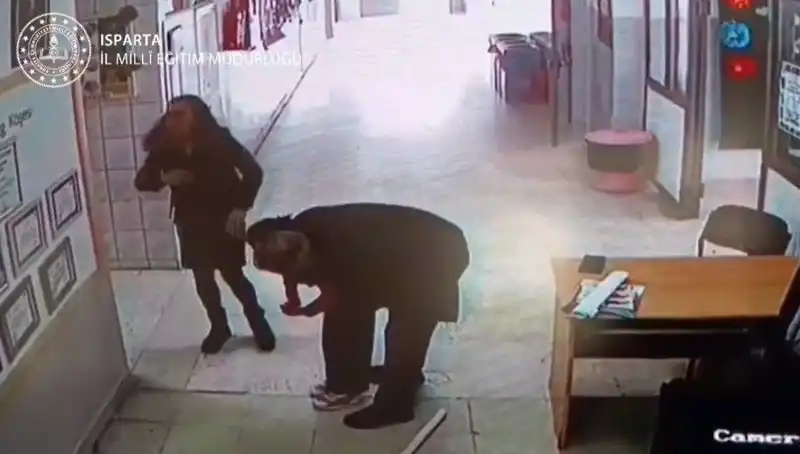 İlkokulda Hayat Kurtaran Öğretmen: Heimlich Manevrası ile Öğrencisini Kurtardı