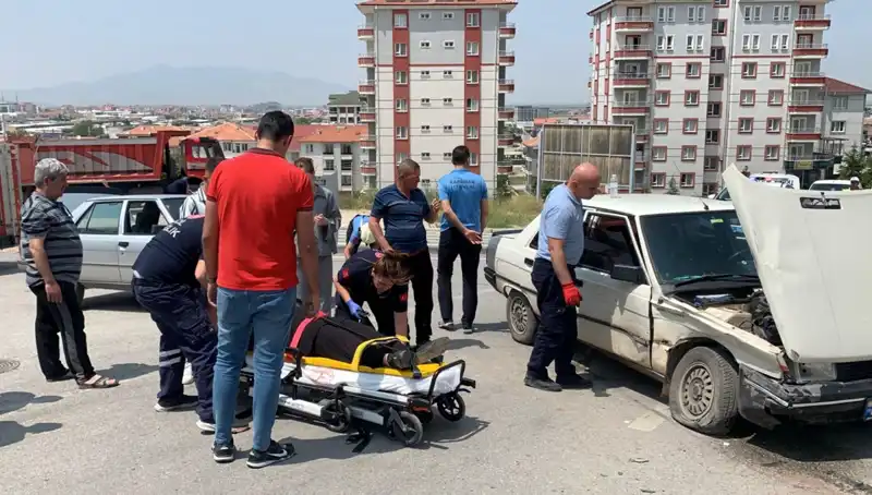 Kaza Kavşağında İki Yaralı: Sürükleyici Detaylar ve Güvenlik Önlemleri