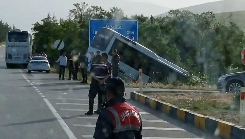 Isparta’da Feci Kaza: Tur Otobüsü ile Yolcu Otobüsü Çarpıştı, Yaralılar Hastaneye Sevk Edildi