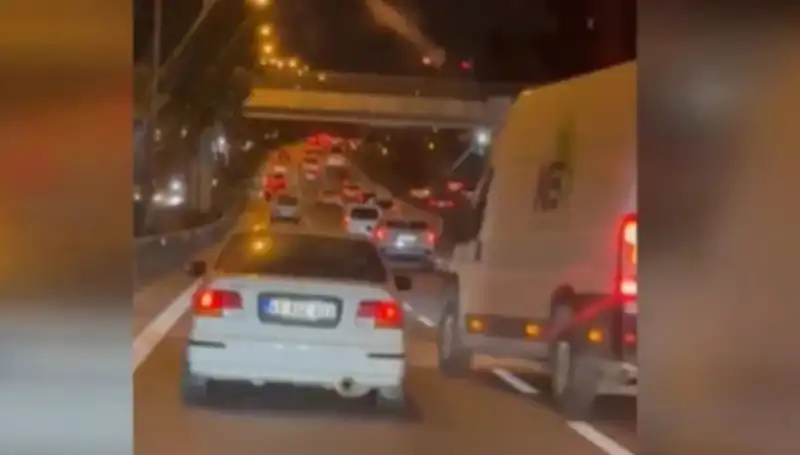 Tuzla'da Makas Terörü: Kaçan Sürücü Asfaltın Egemenliğine Son Verdi