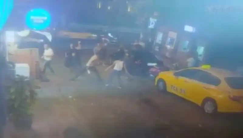 Beyoğlu'nda Laf Atma Kavgası: Sokaklar Kanla Sulandı