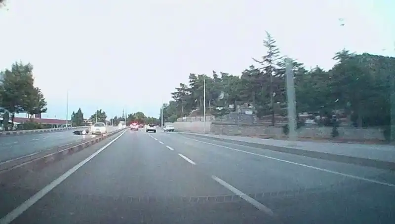 Otomobil ile Motosiklet Çarpıştı: Kaza Anı Bölgedeki Vatandaşları Şaşırttı
